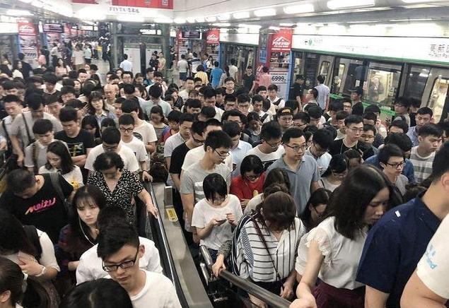 全球最拥挤的地铁,广州三号线都比不上它,网友:不想体验第二次!