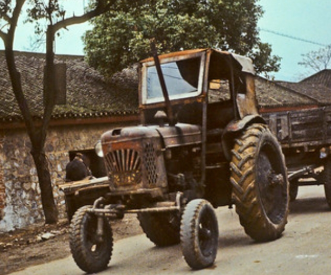 老照片分享:80年代的拖拉机,有一种现在还常见