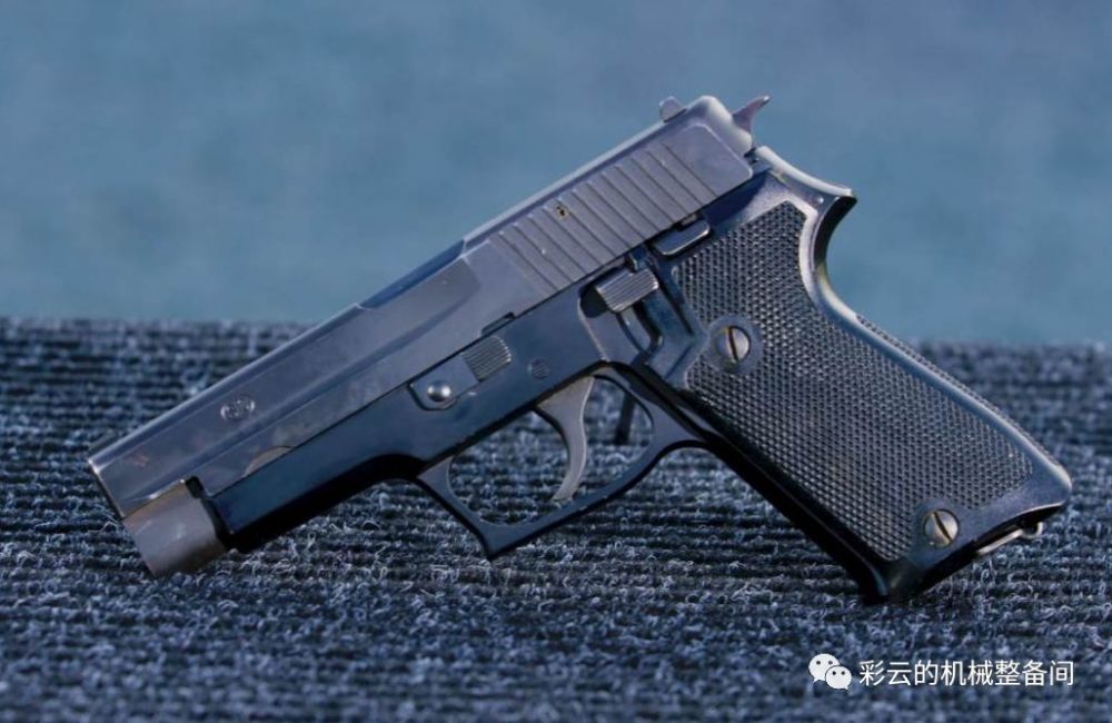 sig p220手枪,这支是瑞士陆军装备的军用型,也叫m75手枪.