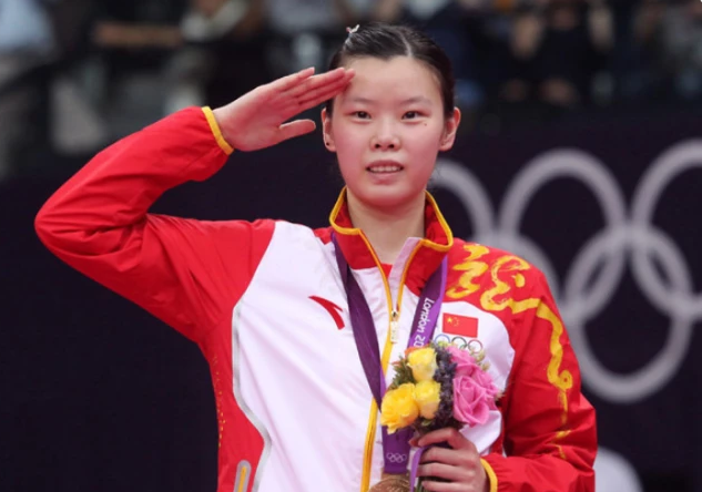 奥运冠军李雪芮率八一女团夺冠 高举奖杯透露准备组建
