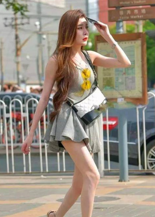 装扮清凉的时尚美女,走在街头极具个性显得魅力十足,成为瞩目的焦点