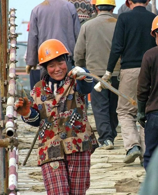 在建筑工地上卖力干活儿的女人,让人看着心疼