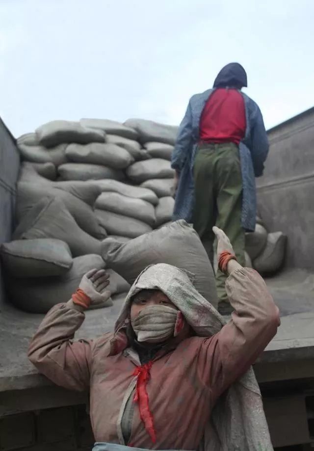 在建筑工地上卖力干活儿的女人,让人看着心疼