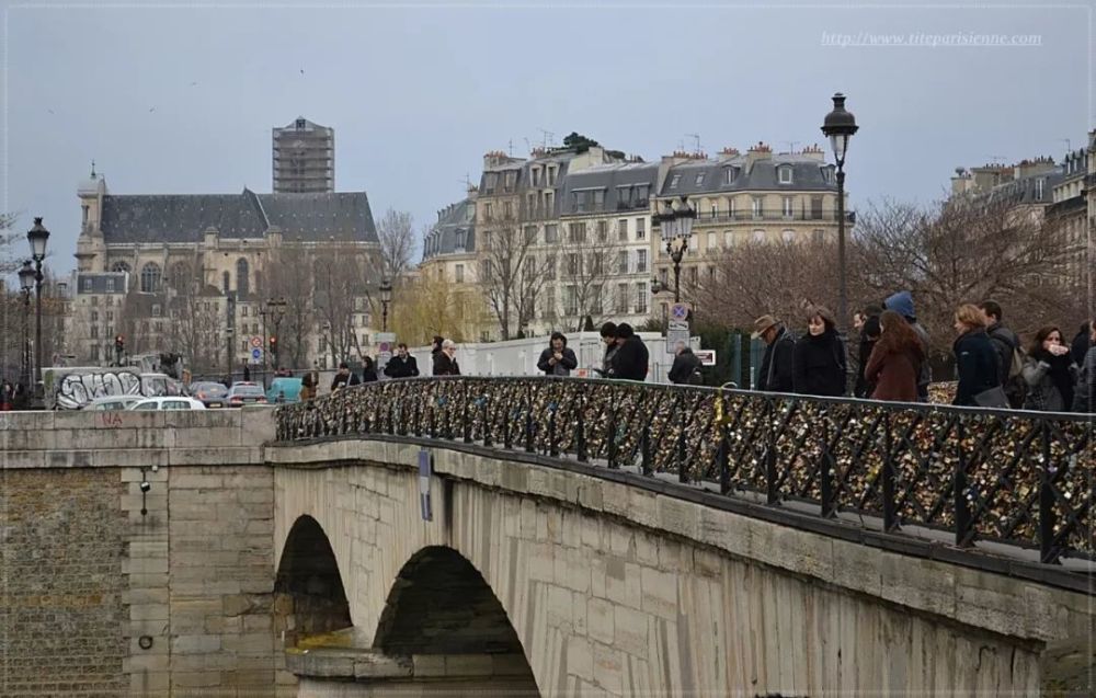 情侣们开始转为在大主教桥(pont de l"archeveche)上挂上情人锁.