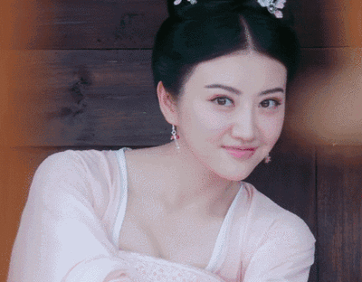 在一众只会瞪眼尬哭对口型的女演员衬托下,演技竟然非常顺眼.
