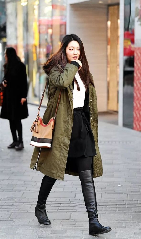街拍:让冬装变得美丽的裙装美女