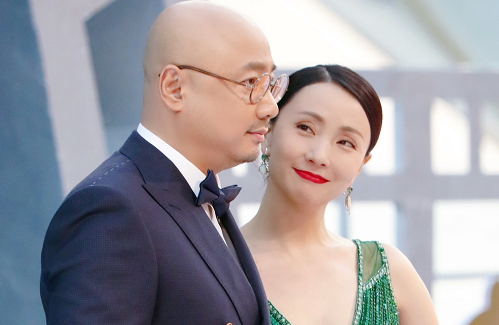 徐峥对陶虹比心示爱,夫妻俩高调秀恩爱,一旁的吴京乐到表情失控