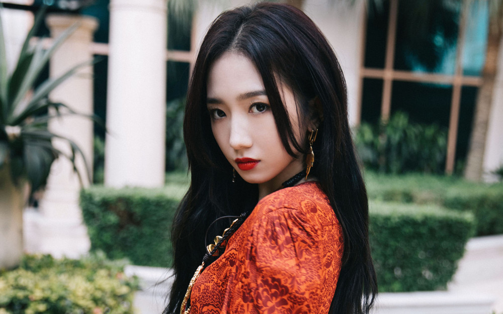 唯美高清壁纸:孟美岐酷飒亮眼造型,尽显霸气御姐风