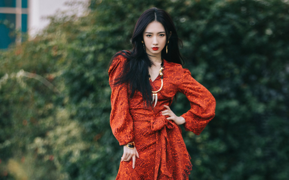 唯美高清壁纸:孟美岐酷飒亮眼造型,尽显霸气御姐风