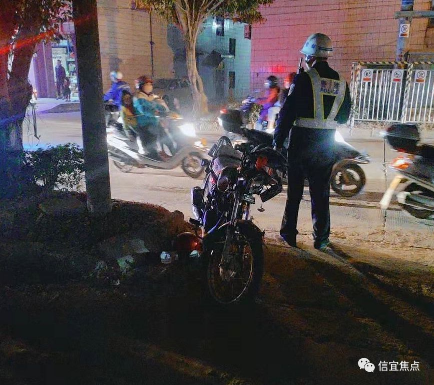 信宜一大叔骑摩托车被货车撞飞倒地,还好遇到4个靓女