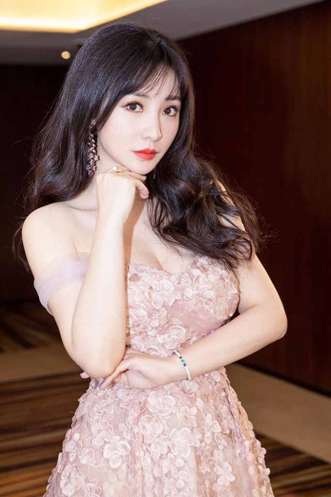 38岁柳岩也"放开了",穿抹胸裙性感撩人,美成人间精灵!