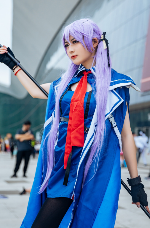 cosplay《碧蓝航线》埃塞克斯,一头紫色头发的姑娘