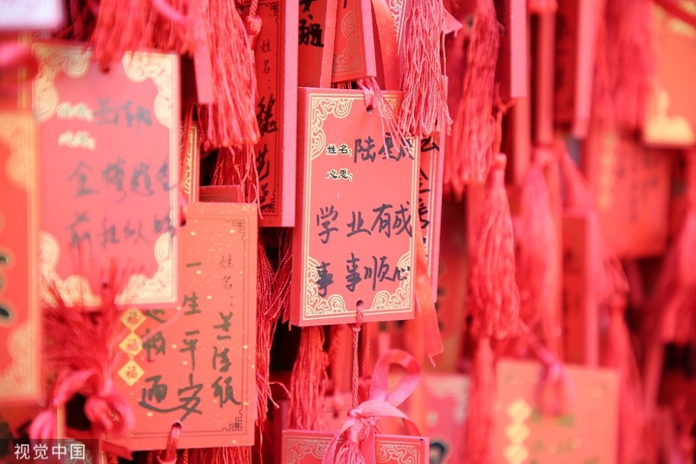 南京夫子庙游客挂许愿牌掷硬币祈福