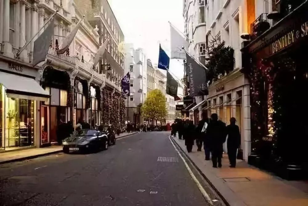 第三名, 法国:巴黎香榭丽舍大街