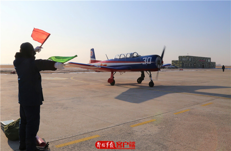 12月5日,吉林长春,空军航空大学初级飞行训练基地某团军用机场旌旗