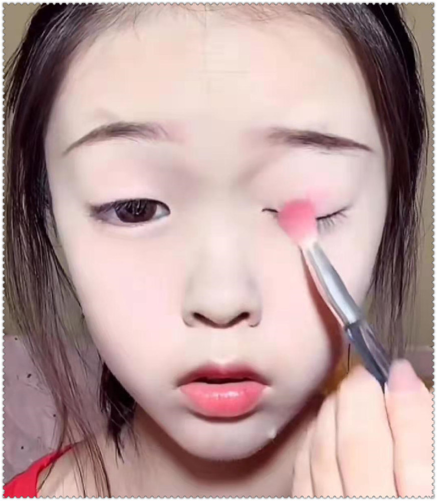 小学生脸上画"泫雅病娇"仿妆,开头:你可拉倒吧,最后:家长不管管?