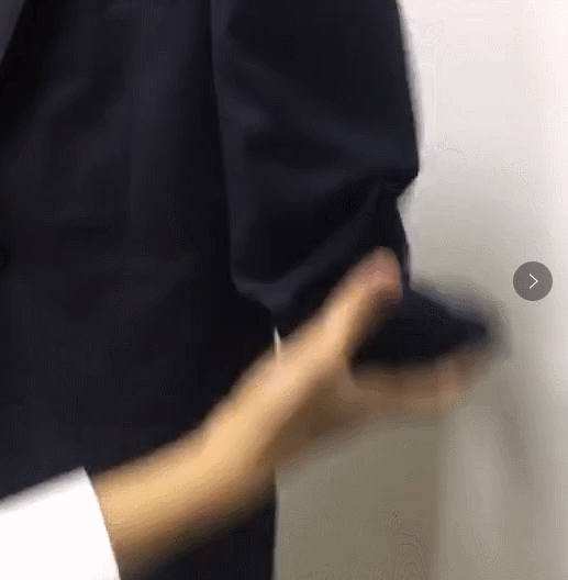 西装最重要的是面料,好的面料能立马提升人的气质.