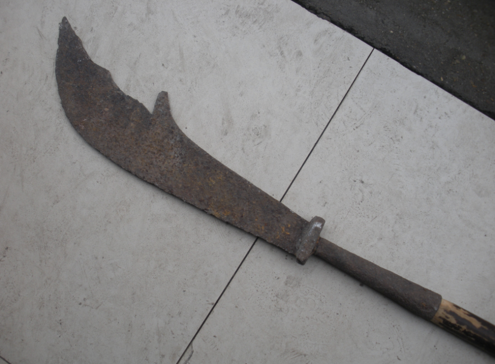 考古学家出土一把青龙偃月刀,重量让人怀疑,网友:关羽