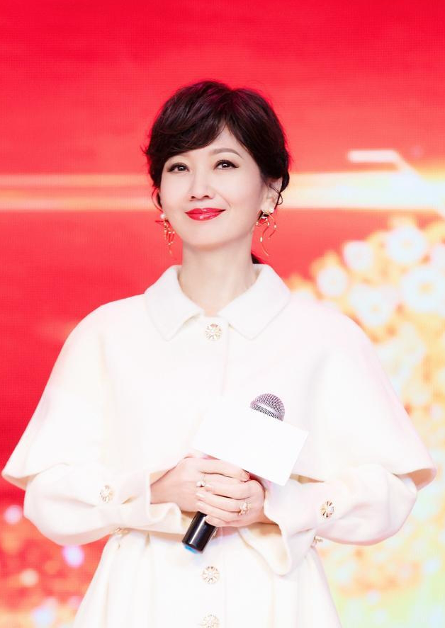 饰演白素贞大火的赵雅芝,也已经65岁了,她的气质和身材一直都保持得