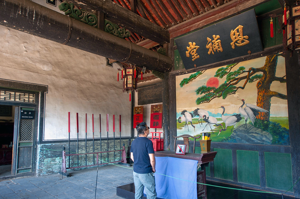 女子在平遥县衙体验下跪石,老虎凳遭围观,痛述古代酷刑太狠