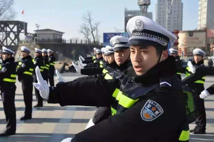 为什么要花十万元买一份辅警的工作?答案太现实!