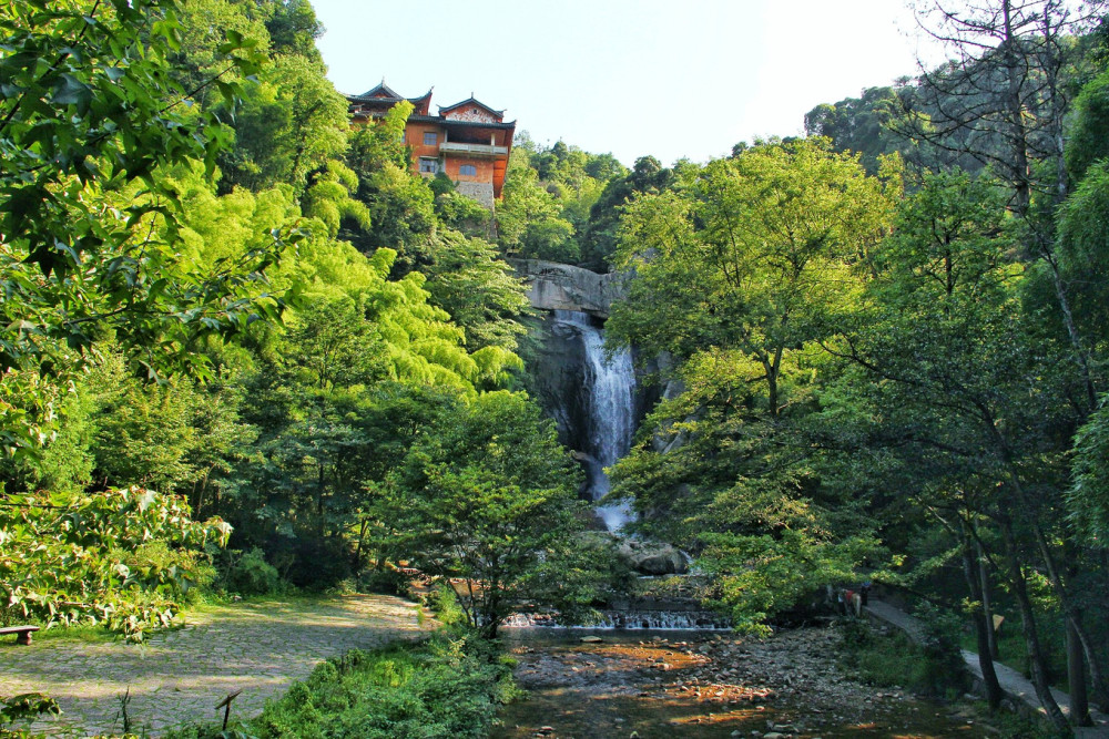 徐霞客曾到访的石梁飞瀑,国内难得一见,还是《少林寺》的取景地