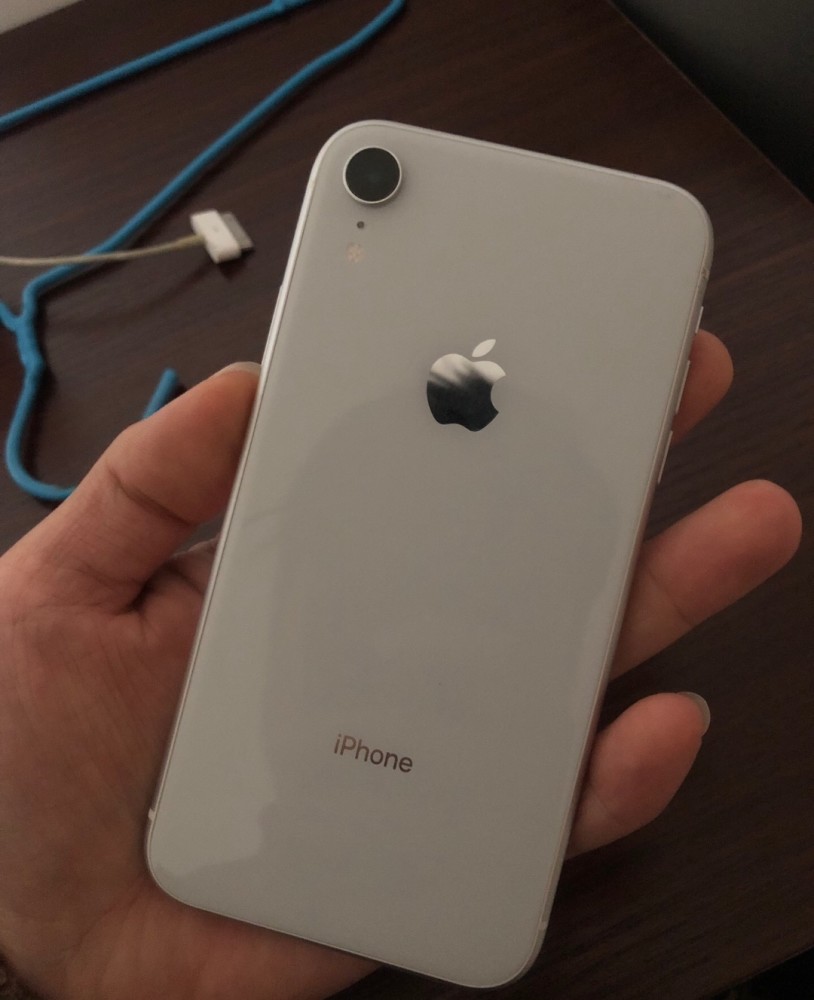 这是一台白色的iphonexr,从手机背面来看确实看不到什么问题,跟全新
