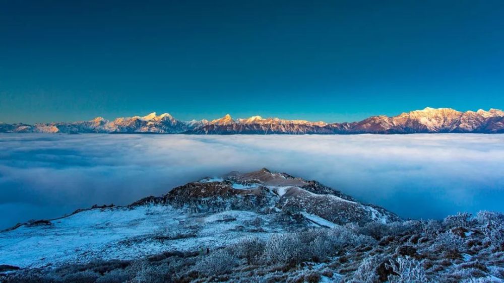 华尖山顶遥望众雪山,@俩人份美食摄影