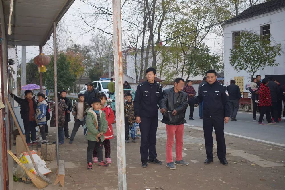 12月4日,临泉县公安局滑集派出所抓获一名盗窃惯犯,缴获赃物多件.