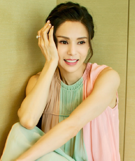 李若彤时尚个性写真,穿马卡龙三色长裙尽显优雅大方