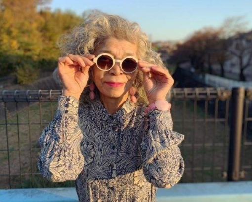 梦境中的微妙启示，老太太、头发与钱的象征意义