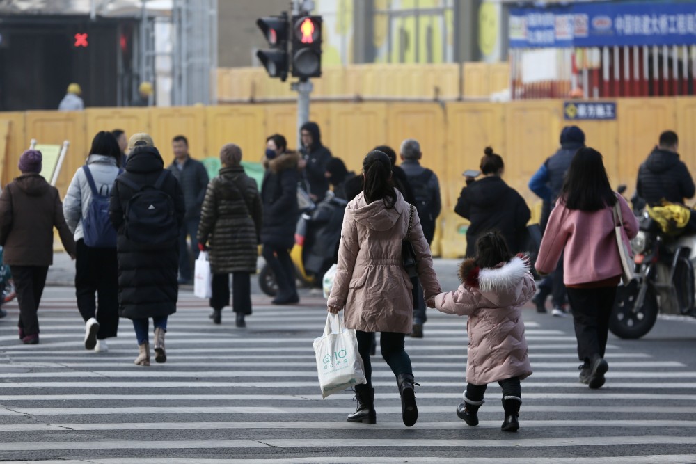 北京多处人行道绿灯时间短,老人小孩过马路"一路小跑"