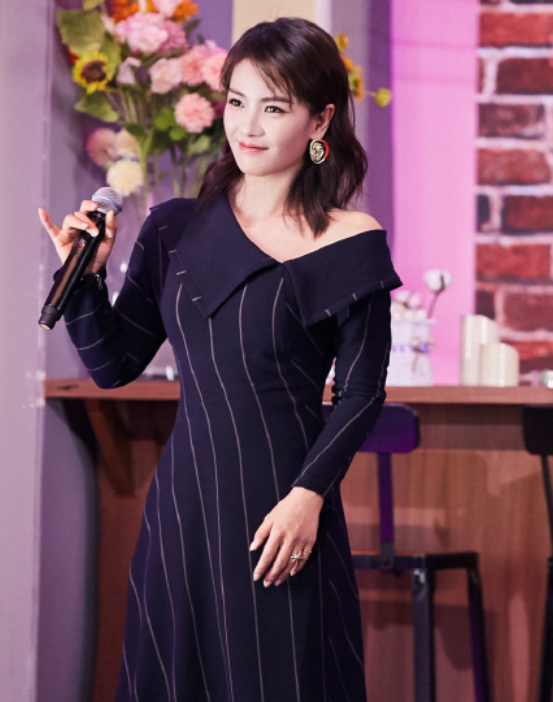 实力女星刘涛,紧身长裙活动照,红蓝耳环个性十足