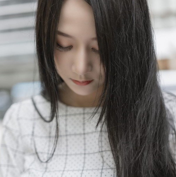 气质靓丽小姐姐,长发飘逸气质十足,尽显迷人魅力