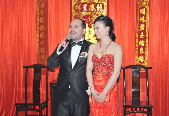 法国小伙陪中国媳妇回家 用河南话拜年