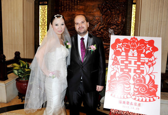 法国小伙陪中国媳妇回家 用河南话拜年