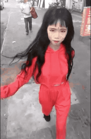 更是满脸都不能错过 就这傲人气质绝世的容貌 分分钟俘获精神小伙的心