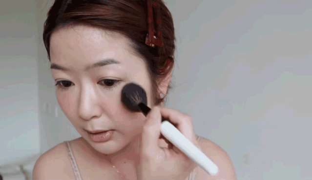 戴眼镜框什么发型好看，戴眼镜框什么发型好看女