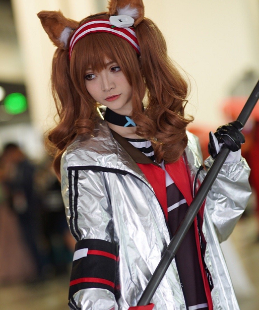 cosplay《明日方舟》安洁莉娜,黄头发小姐姐气质迷人