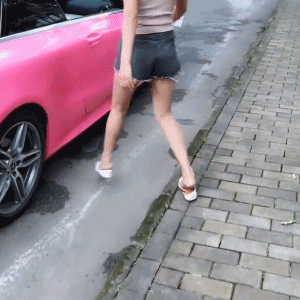 搞笑gif:妹子,你这件衣服在哪买的,真是太有个性了