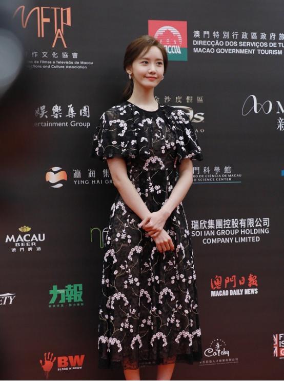 南韩少女林允儿现身活动,一身黑裙太优雅,快30岁的脸很有优越感