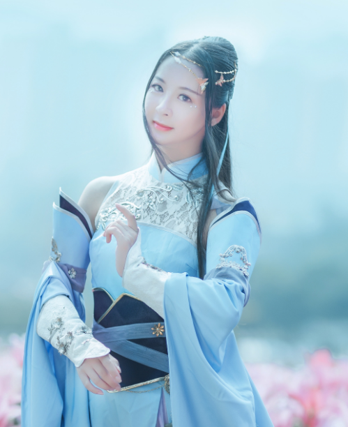 《逆水寒》叶雪青cosplay,站在花海中的古装女孩美丽迷人