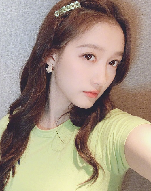 关晓彤甜美写真,显得清纯可爱很迷人