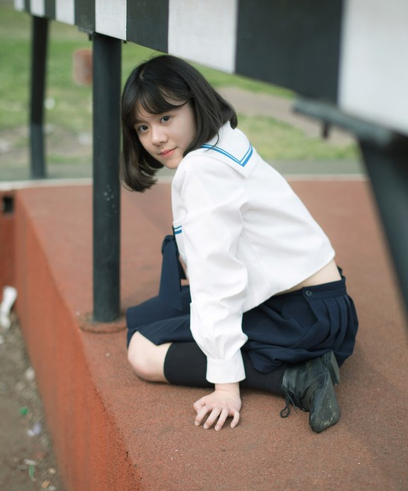 清纯美女写真:水手服短发少女,萌萌的很可爱