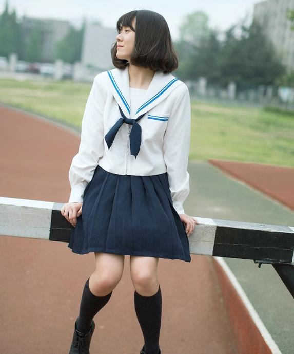 清纯美女写真:水手服短发少女,萌萌的很可爱