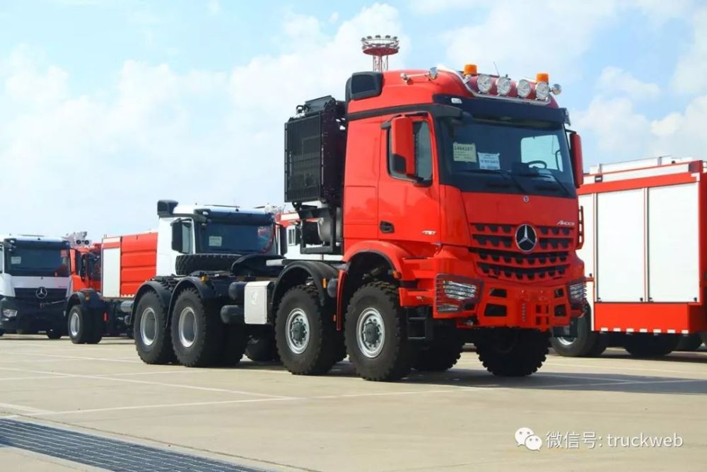 亚洲首台奔驰arocs 4863 slt 8x8大件牵引车运抵中国