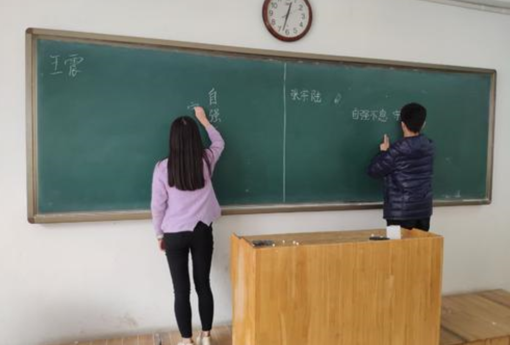 上学时期,为何老师"板书"时总要掰掉一截粉笔?其中有何深意?