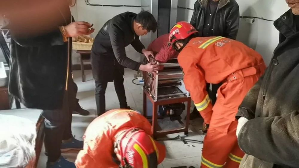 邳州:港上一妇女将手绞进压面机内