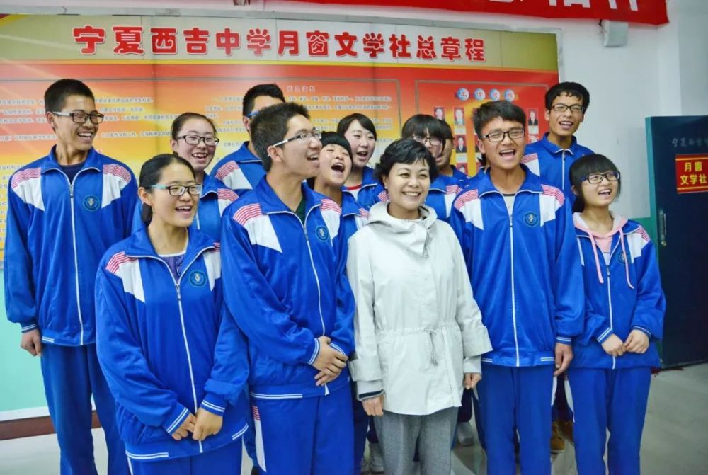 中国作协主席铁凝和宁夏西吉中学的中学生一起探讨文学 "宁夏文学是