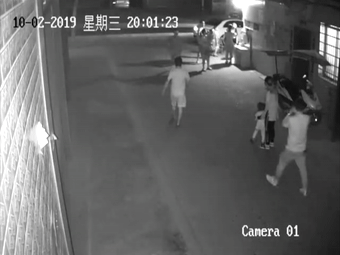 为让涉酒朋友逃避处罚,8人将交警摁在地上,还有女的抢走执法记录仪